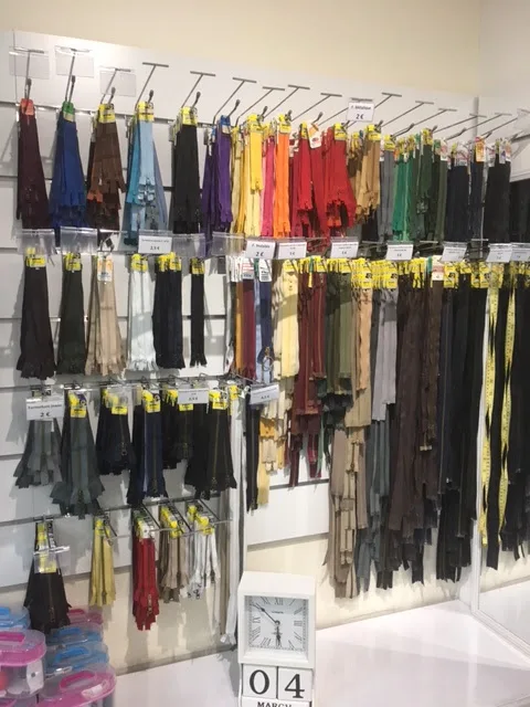 Mur de fermetures éclair de toutes longueurs et couleurs, suspendues dans la mercerie de l'atelier